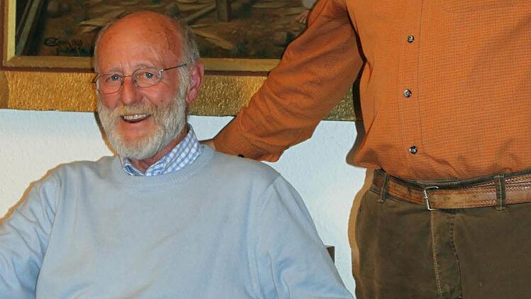 Der alte Vorsitzende Günther Planer darf sich nur setzen, aber nicht zur Ruhe. Er steht dem neuen Vorsitzenden Robert Hildmann weiterhin mit Tatkraft zur Seite.  Foto: Thomas Dill
