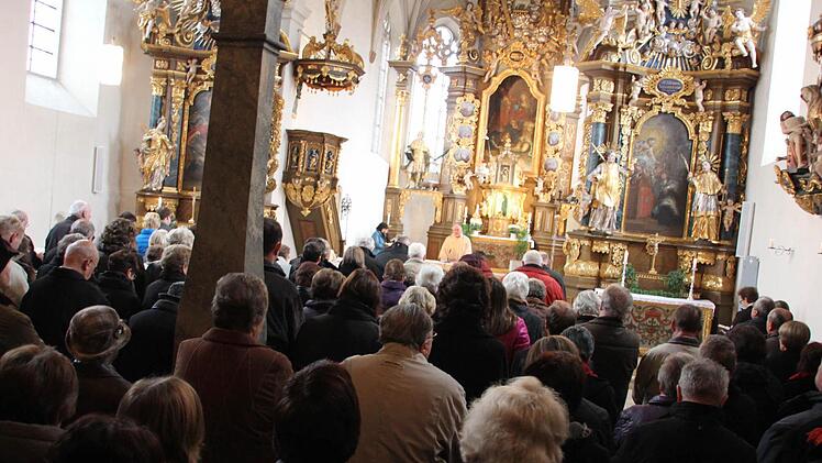 Voll besetzt war die Marienkapelle beim Gottesdienst an Allerheiligen.