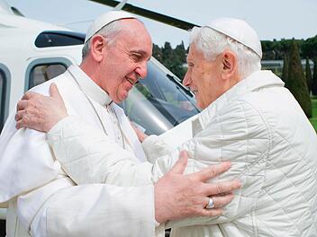 Papst Franziskus (l.) besucht seinen Vorgänger Benedikt XVI. in der Sommerresidenz Castel Gandolfo. Foto: epd