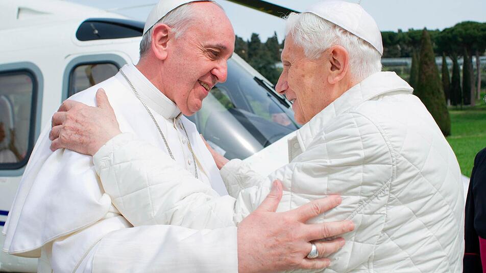 Papst Franziskus (l.) besucht seinen Vorgänger Benedikt XVI. in der Sommerresidenz Castel Gandolfo. Foto: epd
