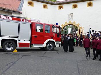 Das neue Feuerwehrauto LF 10 ist jetzt in Außseß geweiht worden. Es kostet rund 250 000 Euro. Fotos: Wolf