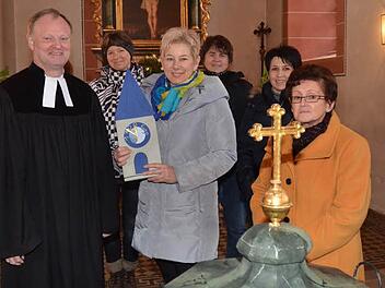 Der Frauen-Bastelkreis überreicht 1700 Euro als Spende zur Renovierung der Kirchturmuhr: (von links) Pfarrer Reinhold König, Monika Schuster, Sabine Schmidt, Rieke Klein, Bianca Ströbele und Renate Ammon. Foto: K.- H. Hofmann