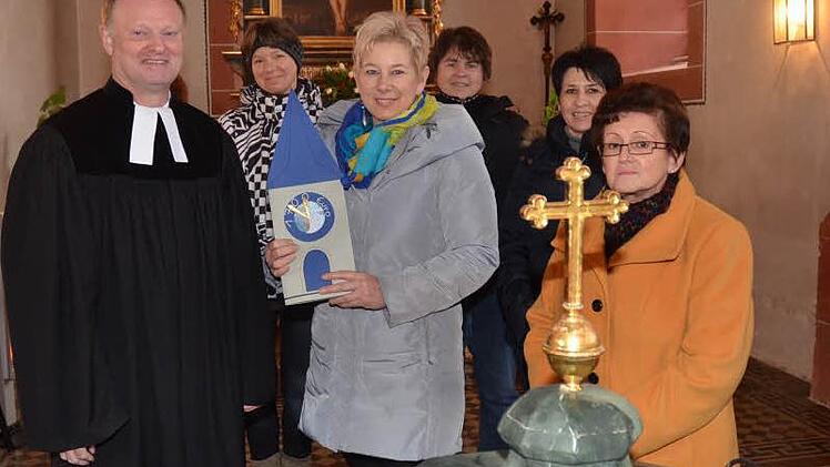 Der Frauen-Bastelkreis überreicht 1700 Euro als Spende zur Renovierung der Kirchturmuhr: (von links) Pfarrer Reinhold König, Monika Schuster, Sabine Schmidt, Rieke Klein, Bianca Ströbele und Renate Ammon. Foto: K.- H. Hofmann