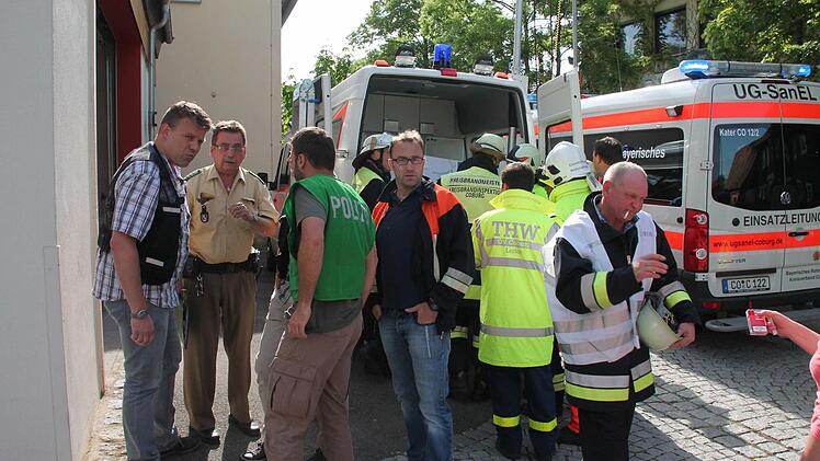 Einsatzkräfte beim Großbrand des Bauernhofs in Trübenbach. Foto: Herbert Fischer