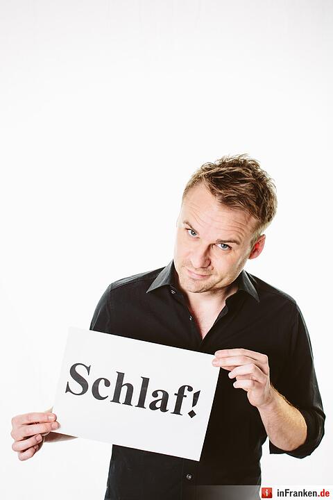 Hypnotiseur Zyculus gelingt es, seine freiwilligen Probanden blitzschnell in tiefe Trance zu versetzen.