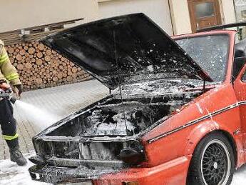 Total zerstört wurde ein Golf Cabrio bei einem Motorbrand am Sonntagnachmittag. Foto: Frank Spitzenpfeil