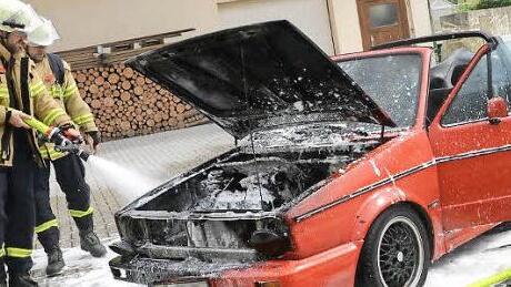 Total zerstört wurde ein Golf Cabrio bei einem Motorbrand am Sonntagnachmittag. Foto: Frank Spitzenpfeil