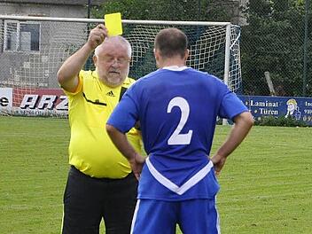 Nicht immer werden die Entscheidungen von Schiedsrichter Albin Bauer kommentarlos akzeptiert. Gegen mehrere Spieler des FC Niederlindach hat er deshalb Strafanzeige gestellt.  Foto: Leo Hühnlein