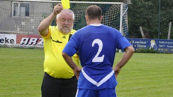 Nicht immer werden die Entscheidungen von Schiedsrichter Albin Bauer kommentarlos akzeptiert. Gegen mehrere Spieler des FC Niederlindach hat er deshalb Strafanzeige gestellt.  Foto: Leo Hühnlein