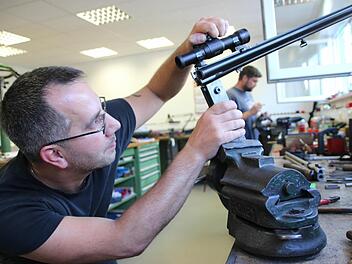 Holger Fritsch richtet das Zielfernrohr einer Jagdwaffe ein. Foto: Heike Beudert