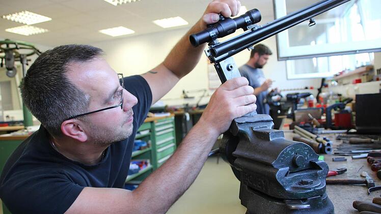 Holger Fritsch richtet das Zielfernrohr einer Jagdwaffe ein. Foto: Heike Beudert