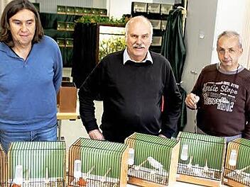 Die Preisrichter Uwe Hironimus (links) und Waldemar Detzel achten auf jede Kleinigkeit. In der Mitte Roland Hehn, Vorsitzender der Bad Kissinger Vogelfreunde  Foto: Werner Vogel