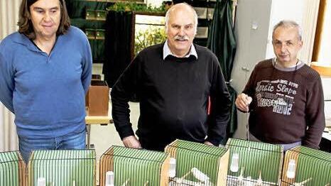 Die Preisrichter Uwe Hironimus (links) und Waldemar Detzel achten auf jede Kleinigkeit. In der Mitte Roland Hehn, Vorsitzender der Bad Kissinger Vogelfreunde  Foto: Werner Vogel