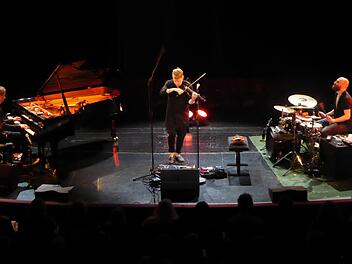 "The" Trio überraschte im Kurtheater sein Publikum (v. l.): Volker Bertelmann alias Hauschka am Flügel, der Geiger Pekka Kuusisto und der Schlagzeuger Samuli Kosminen. Foto: Gerhild Ahnert