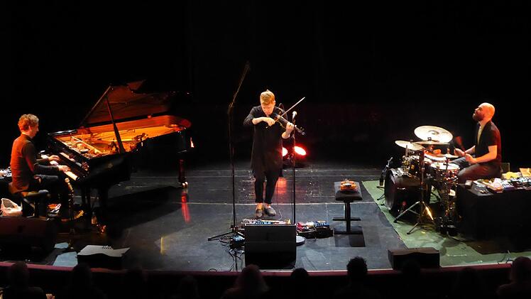 "The" Trio überraschte im Kurtheater sein Publikum (v. l.): Volker Bertelmann alias Hauschka am Flügel, der Geiger Pekka Kuusisto und der Schlagzeuger Samuli Kosminen. Foto: Gerhild Ahnert