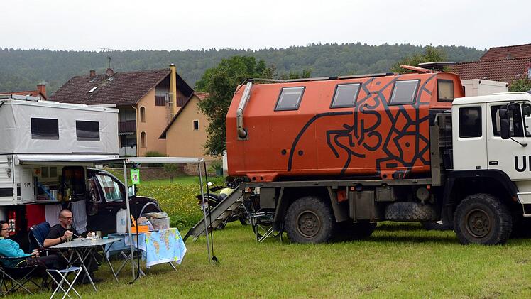 Abenteurer und Weltenbummler haben sich beim Globetrotter-Treffen vom feuchten Wetter nicht die Stimmung vermiesen lassen. Ein Ländersammler liest aus seinem neuen Buch. Foto: Peter Rauch