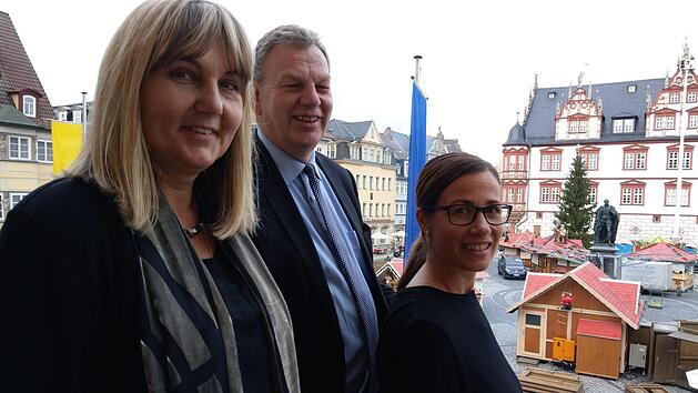 Katrin Bratner (rechts) hat ihr neues Revier schon im Blick, auch wenn sie erst am 1. Februar in Coburg anf&auml;ngt. Links ihre k&uuml;nftige Referatsleiterin B&uuml;rgermeisterin Birgit Weber und der scheidende Tourismuschef Michael Amthor. Foto: Simone Bastian