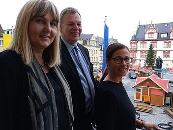 Katrin Bratner (rechts) hat ihr neues Revier schon im Blick, auch wenn sie erst am 1. Februar in Coburg anfängt. Links ihre künftige Referatsleiterin Bürgermeisterin Birgit Weber und der scheidende Tourismuschef Michael Amthor. Foto: Simone Bastian