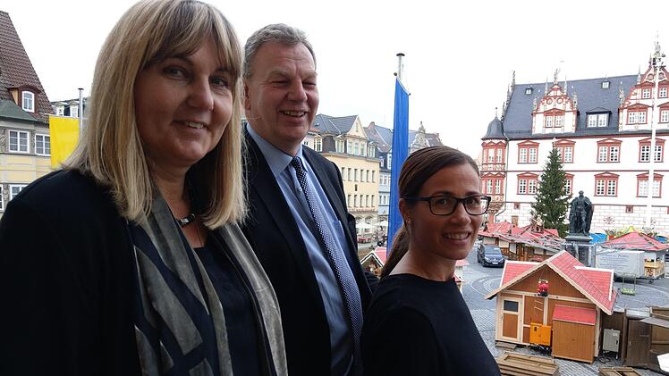 Katrin Bratner (rechts) hat ihr neues Revier schon im Blick, auch wenn sie erst am 1. Februar in Coburg anfängt. Links ihre künftige Referatsleiterin Bürgermeisterin Birgit Weber und der scheidende Tourismuschef Michael Amthor. Foto: Simone Bastian