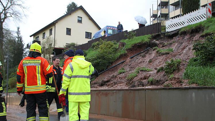 Aufräumarbeiten in der Ernst-Putz-Straße Foto: Ulrike Müller