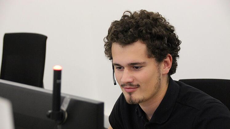 Das Leuchten der Diode zeigt, ob ein Mitarbeiter gerade telefoniert oder ansprechbar ist. Foto: Benedikt Borst