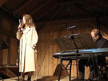 Dany Hertje und ihr Vater Vitali interpretierten Songs von Ella Fitzgerald, Billie Holiday und Sarah Vaughan. Foto: Gerda Völk
