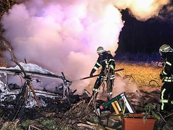 Der Wohnwagen einer 34-jährigen Frau brannte komplett aus. Foto: NEWS5 / Merzbach