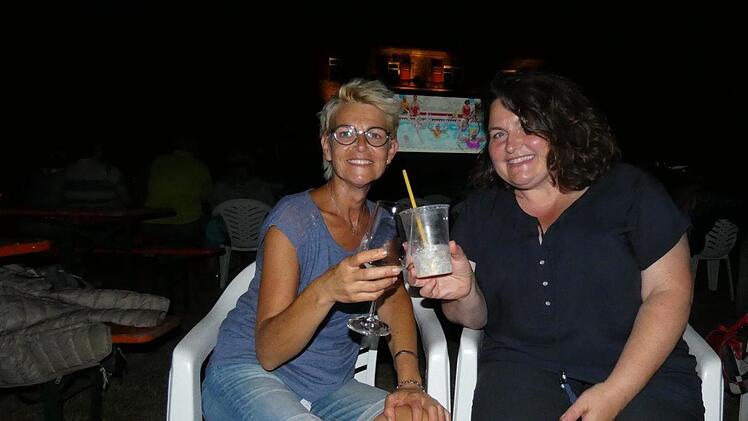 Die beiden Schwestern Uschi Roppelt und Andrea Echaniz-Gerhard waren sowohl von dem Kinofilm als auch vom kabarettistischen Vorprogramm begeistert.