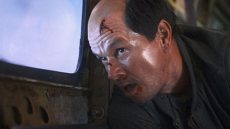 Mal was anderes, nicht nur aufgrund der Halbglatze: Mark Wahlberg zeigt sich im Thriller "Flight Risk" von einer neuen Seite.
