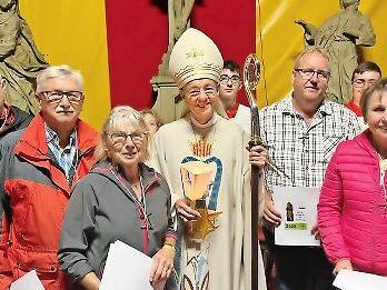 Geehrt wurden (von links) Martin Schaupp (25 Jahre), Peter Hart (40 Jahre), Irmgard Franz (40 Jahre), Erzbischof emeritus Dr. Ludwig Schick (Bamberg), Michael Stöth (25 Jahre), Rosemarie Stöth (40 Jahre).