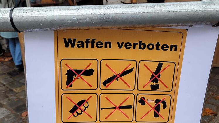 Stadt erklärt neues Waffenverbotsschild auf Bamberger Weihnachtsmarkt