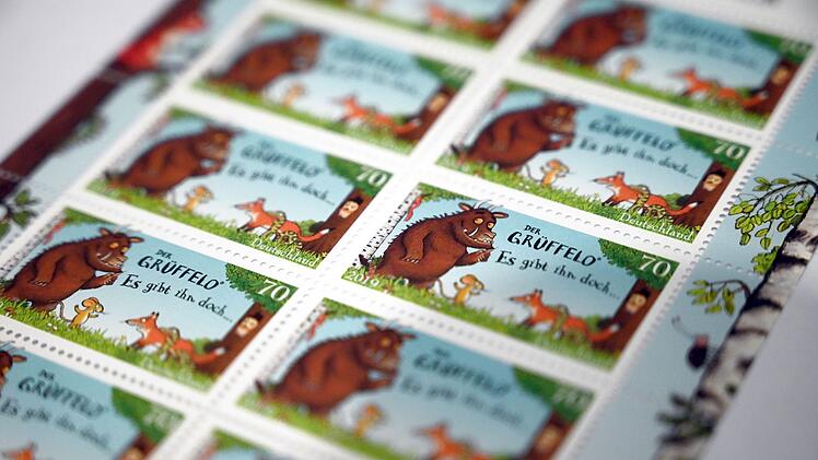 Illustrator Axel Scheffler pr&auml;sentiert Sonderbriefmarke