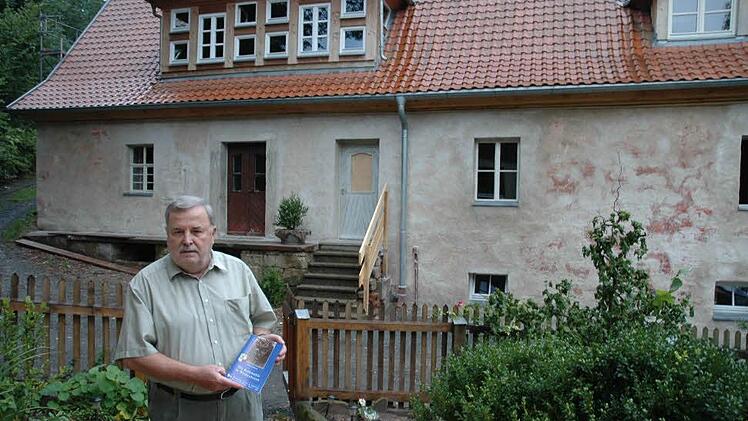 Heimatforscher Dieter Runzer hat eine 64-seitige Chronik über die  Rothmühle in Weißenbrunn verfasst. Foto: K.-H. Hofmann