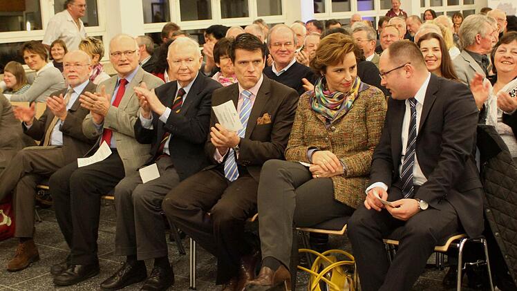 Blick in die Reihen der Ehrengäste mit (von rechts) Sebastian Stastny, Christine Haderthauer, Steffen Vogel, Albert Meyer, Wolfgang Borst und BRK-Kreisgeschäftsführer Dieter Greger.