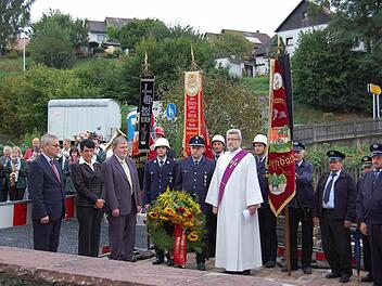 Die Totenehrung am Ehrenmal der Gemeinde war einer der Höhepunkte des Feuerwehrjubiläums in Hassenbach. Foto: Günther Straub