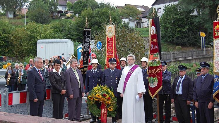 Die Totenehrung am Ehrenmal der Gemeinde war einer der Höhepunkte des Feuerwehrjubiläums in Hassenbach. Foto: Günther Straub