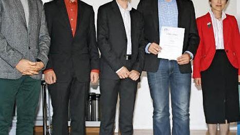 Daniel Heß, Lukas Mittelstaedt, Lukas Ender und Lukas Reinmund nahmen den Preis aus den Händen von Ministerialdirigentin Elfriede Ohrn-berger (im Bild von links) entgegen.