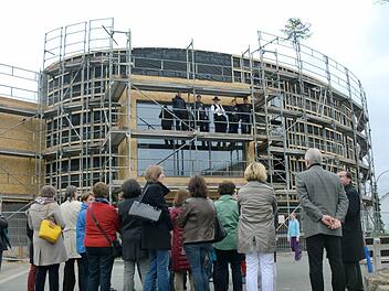 Beim Richtfest ließ sich schon gut erkennen, was für ein Schmuckkästchen für Stegaurach die neue Bücherei werden kann. Fotos: Hans Kurz