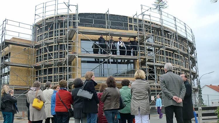 Beim Richtfest ließ sich schon gut erkennen, was für ein Schmuckkästchen für Stegaurach die neue Bücherei werden kann. Fotos: Hans Kurz