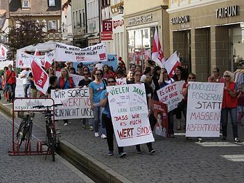 Mit einem Protestmarsch vom Landratsamt zum Rathausplatz machten die Erzieherinnen auf den Tarifkonflikt aufmerksam.  Fotos: Josef Hofbauer