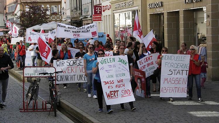 Mit einem Protestmarsch vom Landratsamt zum Rathausplatz machten die Erzieherinnen auf den Tarifkonflikt aufmerksam.  Fotos: Josef Hofbauer