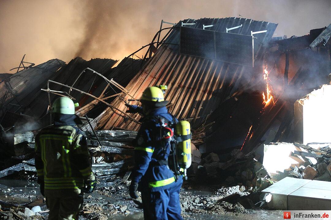 Grossbrand nach Explosion auf Indoor-Kartbahn Foto: News5/Herse