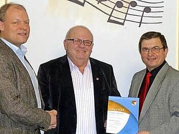 Helmut Schörner (l.) und Kreisvorsitzender Georg Schirner (r.) würdigten Fridolin Hofmann.  Foto: Petra Malbrich