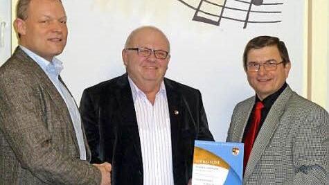 Helmut Schörner (l.) und Kreisvorsitzender Georg Schirner (r.) würdigten Fridolin Hofmann.  Foto: Petra Malbrich