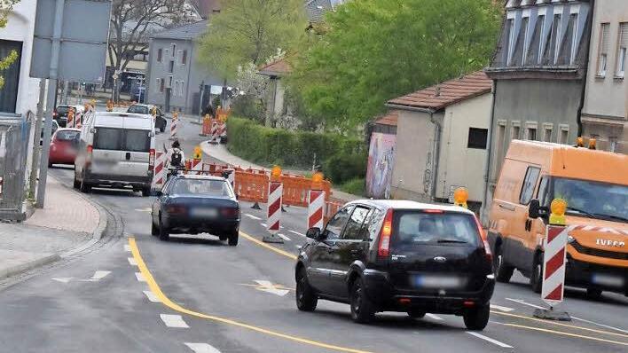 Die Magazinstraße ist seit Montag nur noch in Richtung Siechenkreuzung befahrbar. Hier wird eine Querungshilfe und eine Bushaltestelle zur besseren Anbindung des Schaeffler-Geländes gebaut. Auch ein neuer Radfahrstreifen entsteht. Foto: Ronald Rinklef