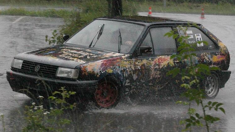 Mehrere Wolkenbrüche machten den Fahrern beim 22. Autoslalom des AC Höchstadt schwer zu schaffen. Fotos: Johannes Höllein