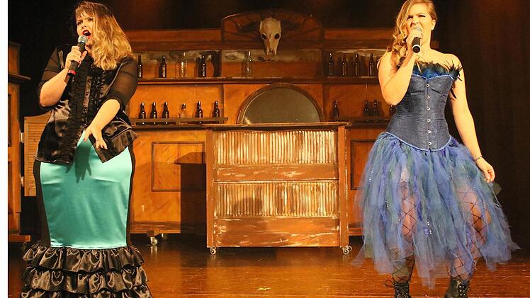 Die Bardamen "Milla" (Elke Gerhart, links) und "Bonny" (Amelie Tihlarik) heizen den Cowboys und dem Publikum bei "Exs and Ohs" nochmal so richtig ein.