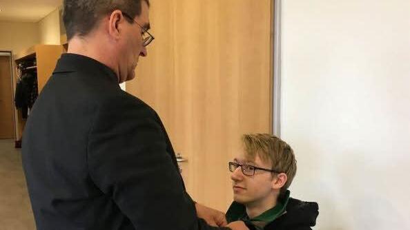 Der grüne Kragen als Zeichen der Andersartigkeit - wer ihn bekommt, fühlt sich abgestempelt. Foto: diversity-works.de