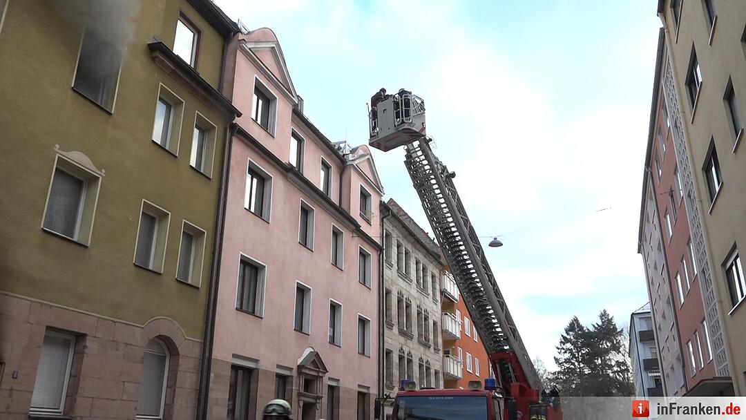Mehrfamilienhaus in Nürnberg brennt
