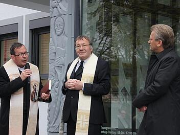 Die kirchliche Weihe nahmen die Pfarrer Hans Michael Dinkel (links) und sein evangelischer Kollege Michael Foltin (Mitte) vor - rechts Bürgermeister Rainer DetschVeronika Schadeck